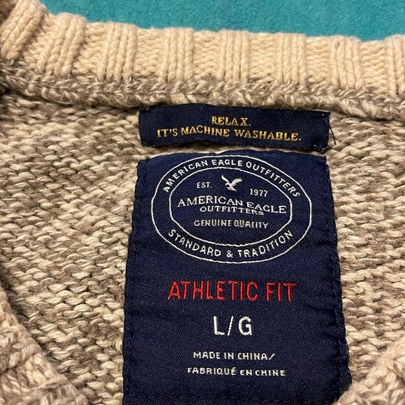 And American Eagle outfitters athletic fit men’s L oatmeal sweater burgundy cuff - Picture 6 of 10